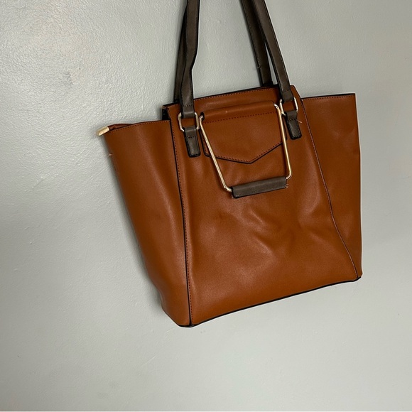 Elegant Tan Leather Tote Bag - Picture 3 of 8